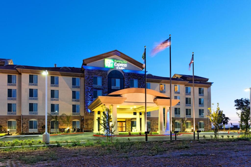 HerndonにあるHoliday Inn Express Fresno Northwest - Herndon, an IHG Hotelの夜のホテルの描写