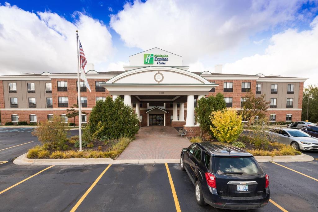 un edificio con un coche aparcado delante de él en Holiday Inn Express Hotel & Suites Grand Blanc, an IHG Hotel, en Grand Blanc