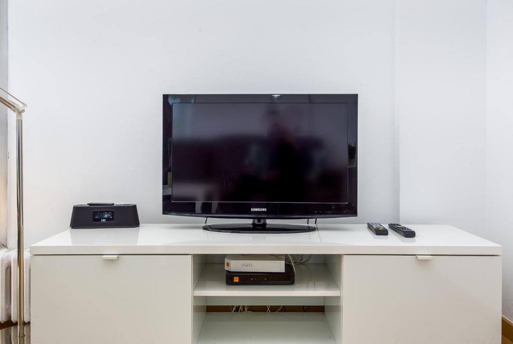 TV a/nebo společenská místnost v ubytování Lodging Apartments Beach Apartment Villa Olimpica