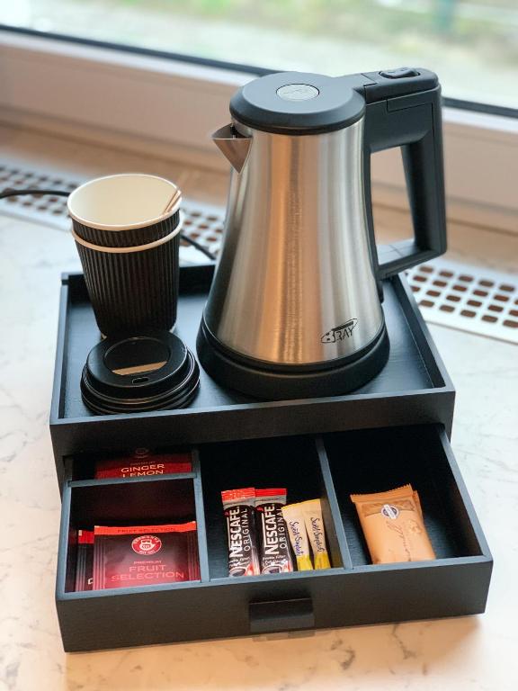 Příslušenství pro přípravu čaje a kávy v ubytování Aparthome L.I.N.Z.