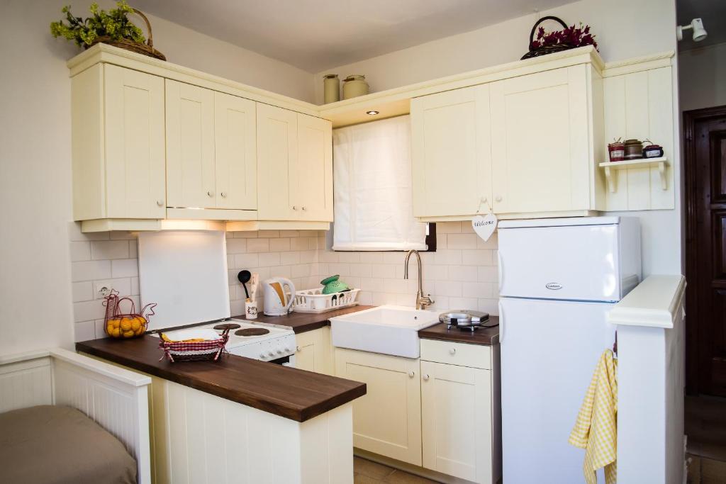 Kuchyň nebo kuchyňský kout v ubytování Amboula Beach Apartments