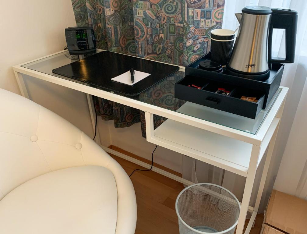 Příslušenství pro přípravu čaje a kávy v ubytování Aparthome L.I.N.Z.