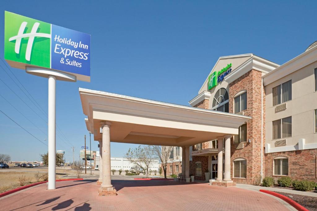 un edificio con un cartel que lee hampton inn express y suites en Holiday Inn Express Hotel & Suites Eagle Pass, an IHG Hotel, en Eagle Pass