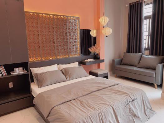 - une chambre avec un grand lit et une chaise dans l'établissement 54 Homestay, à Cần Thơ