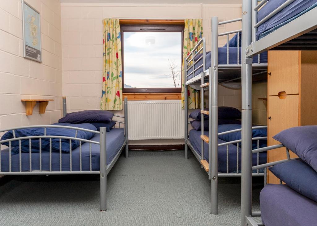 Postel nebo postele na pokoji v ubytování Torridon Youth Hostel