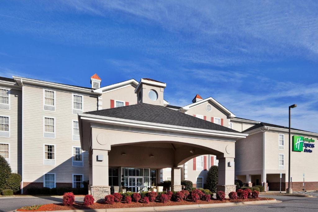 un edificio de hotel con un arco delante de él en Holiday Inn Express Hotel & Suites Conover - Hickory Area, an IHG Hotel, en Conover