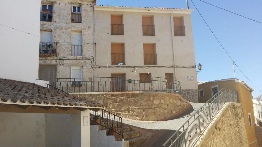 un gran edificio con una escalera delante en CASA DEL LLAVADOR Vall de Guadalest, en Benifató