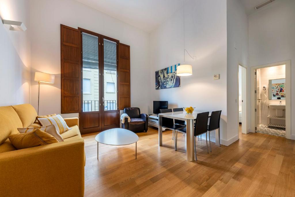 sala de estar con sofá y mesa en Renthas Apartamentos Rafael Premium, en Alicante