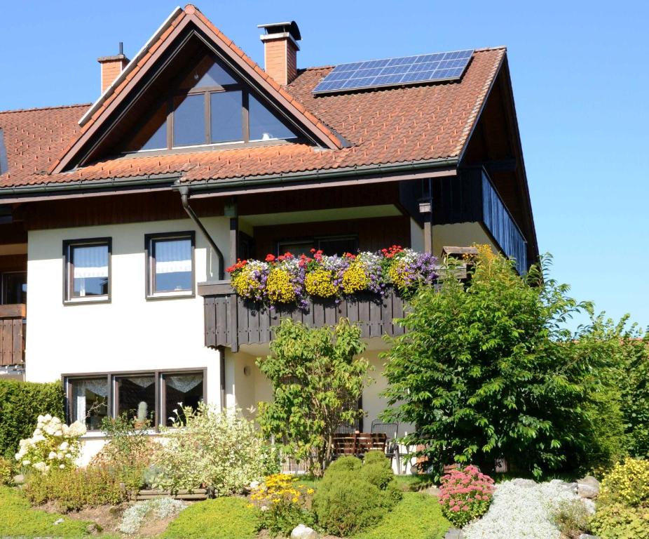 ein Haus mit Sonnenkollektoren auf dem Dach in der Unterkunft Ferienwohnung im Kupferhammer in Titisee-Neustadt