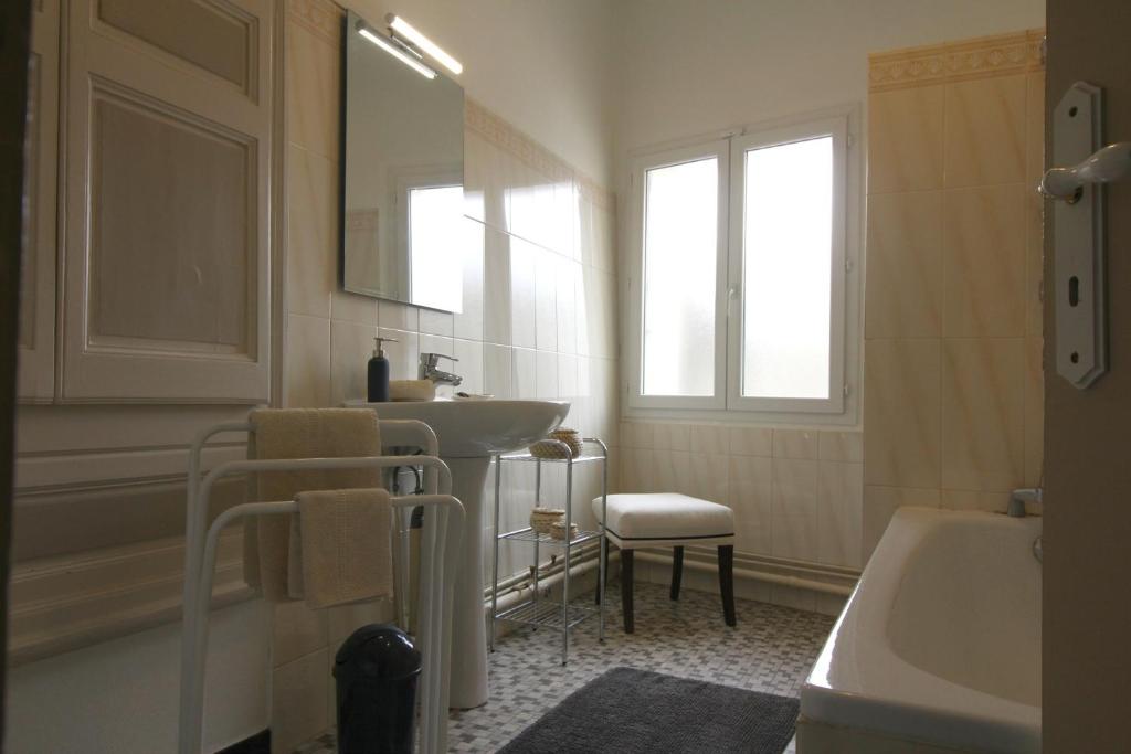a bathroom with a sink and a tub and a bath tub at Logis de Villemaurine in Saint-Émilion