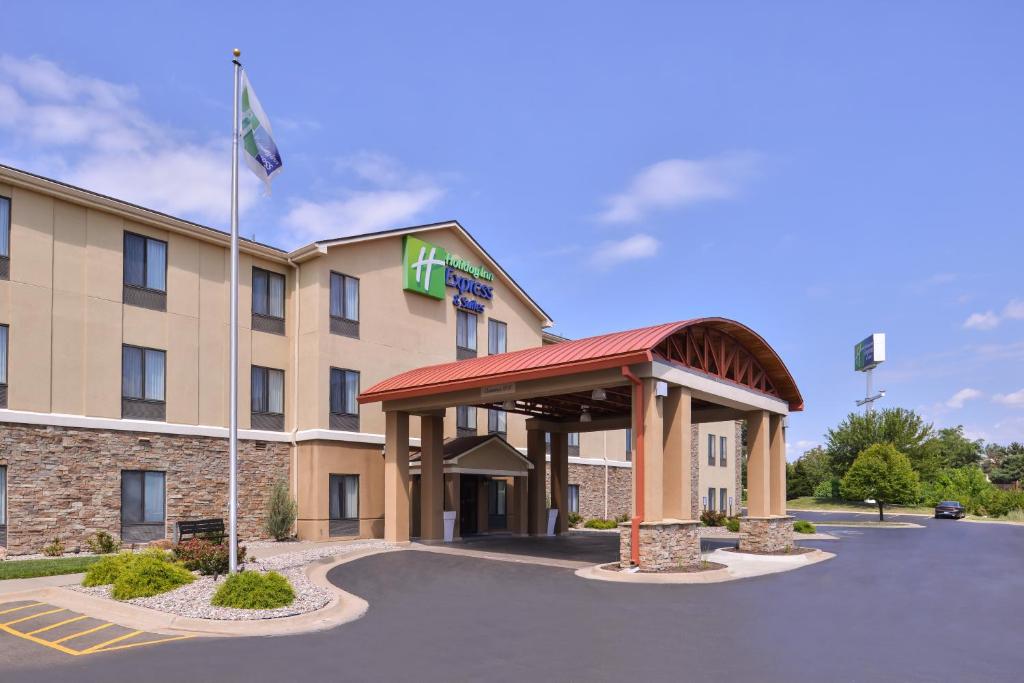 un hôtel avec un kiosque dans un parking dans l'établissement Holiday Inn Express & Suites Topeka West I-70 Wanamaker, an IHG Hotel, à Topeka