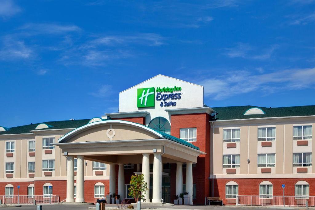 un edificio de hotel con un cartel encima en Holiday Inn Express Hotel & Suites-Hinton, an IHG Hotel en Hinton