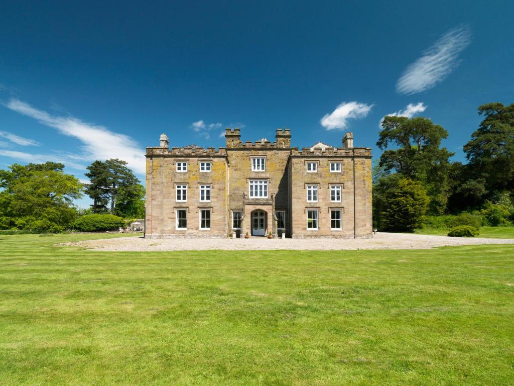 stary zamek na trawiastym polu w obiekcie Newcourt Manor w mieście Hereford