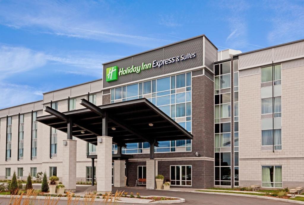 an office building with a sign on the front of it at Holiday Inn Express Hotel & Suites Saint - Hyacinthe, an IHG Hotel in Saint-Hyacinthe