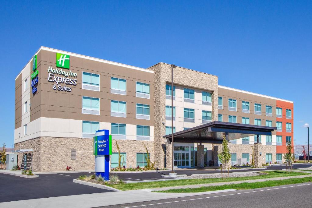 un bâtiment d'hôpital avec un panneau à l'avant dans l'établissement Holiday Inn Express & Suites - Union Gap - Yakima Area, an IHG Hotel, à Union Gap