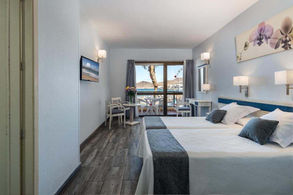 Posteľ alebo postele v izbe v ubytovaní Apartamentos Colón Playa