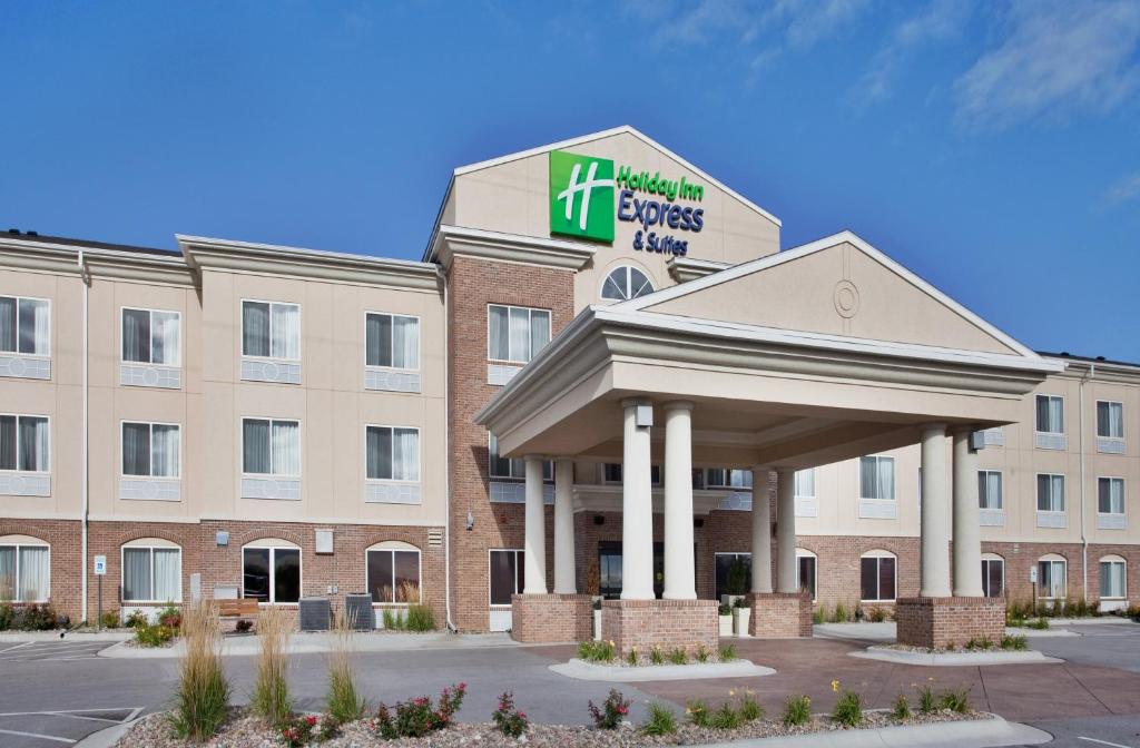 オマハにあるHoliday Inn Express Hotel & Suites Cherry Hills, an IHG Hotelのホテルの正面の景色を望めます。