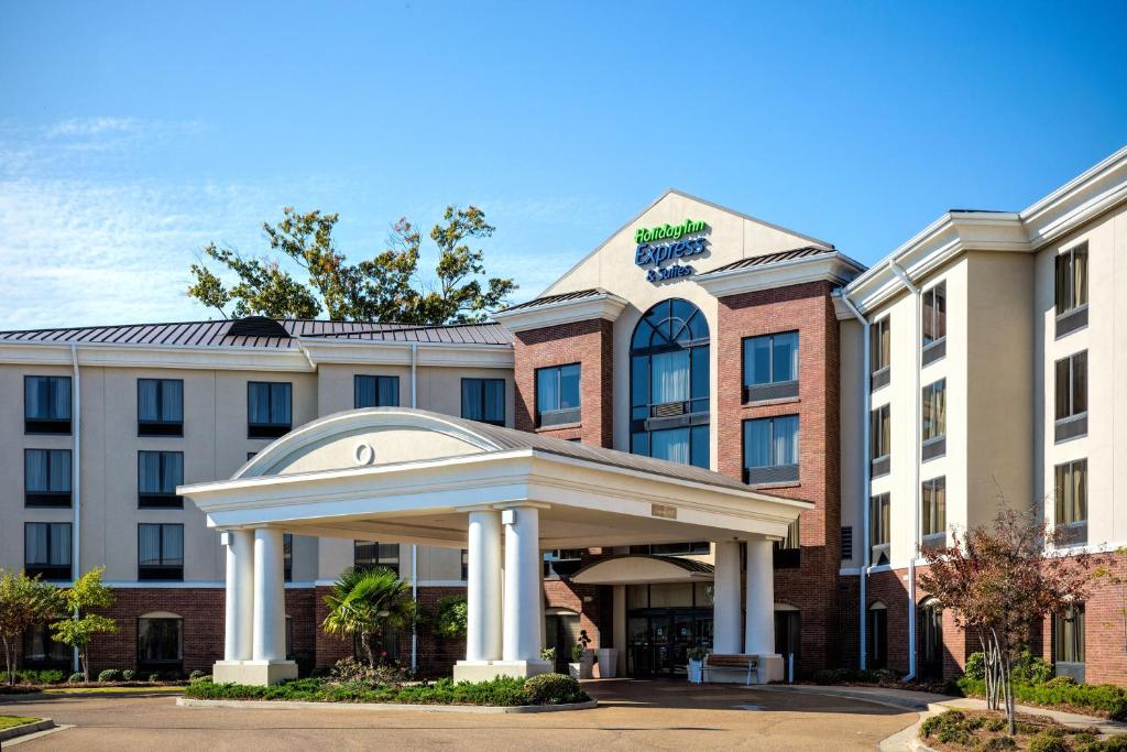 ein Hotelgebäude mit einem Pavillon davor in der Unterkunft Holiday Inn Express Hotel & Suites Jackson - Flowood, an IHG Hotel in Flowood