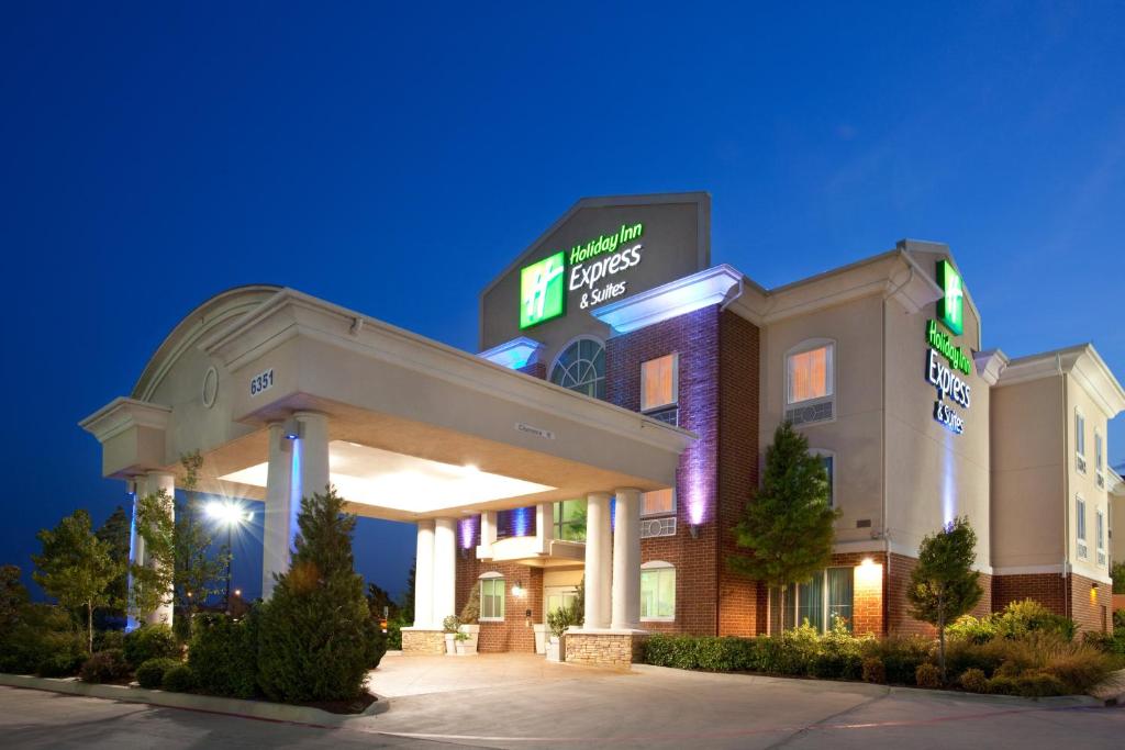 沃思堡的住宿－Holiday Inn Express & Suites Fort Worth - Fossil Creek, an IHG Hotel，前面有标志的酒店