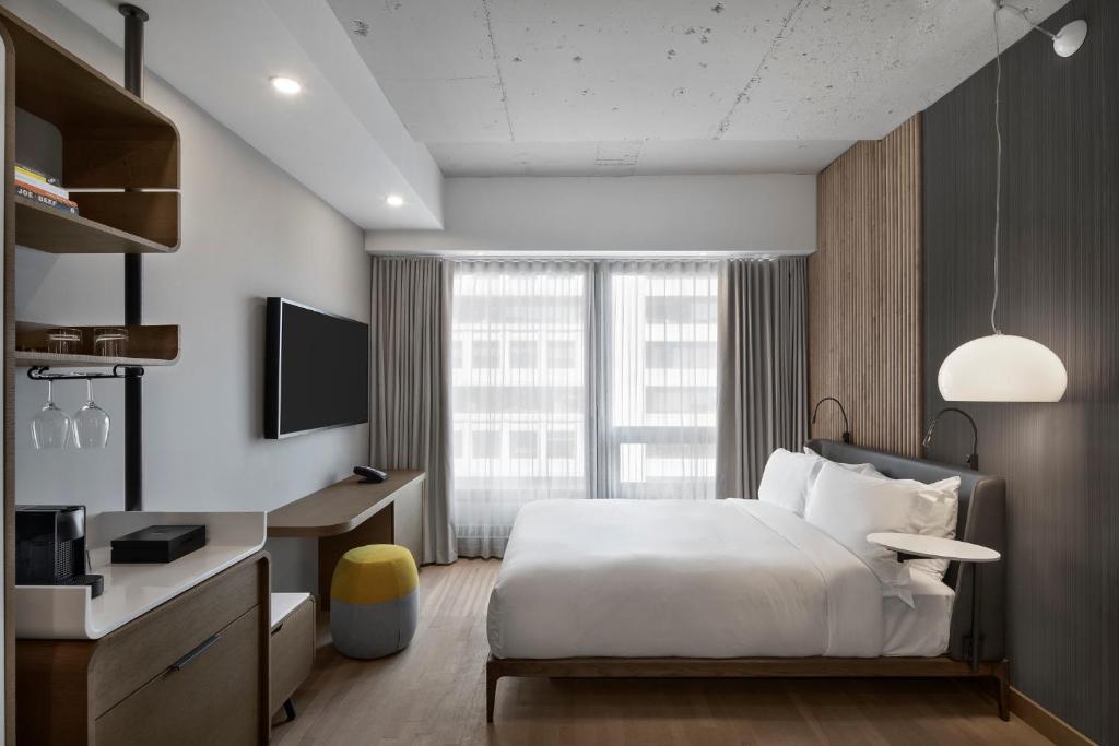 Postel nebo postele na pokoji v ubytování Hôtel Le Germain Montréal