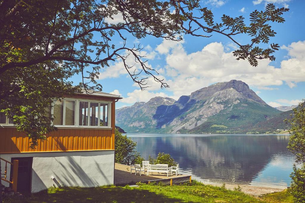 ein Haus mit See- und Bergblick in der Unterkunft Sommerhotellet in Vang I Valdres