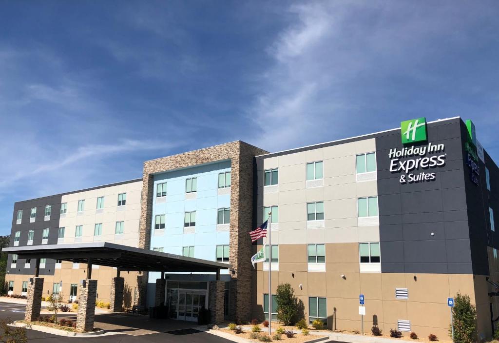 ein Bürogebäude mit einem Krankenhaus Inn Express Suiten in der Unterkunft Holiday Inn Express - Macon North, an IHG Hotel in Macon