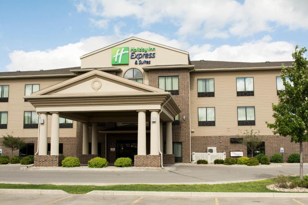 ein Bürogebäude auf der Vorderseite des Hotels in der Unterkunft Holiday Inn Express & Suites - Mason City, an IHG Hotel in Mason City