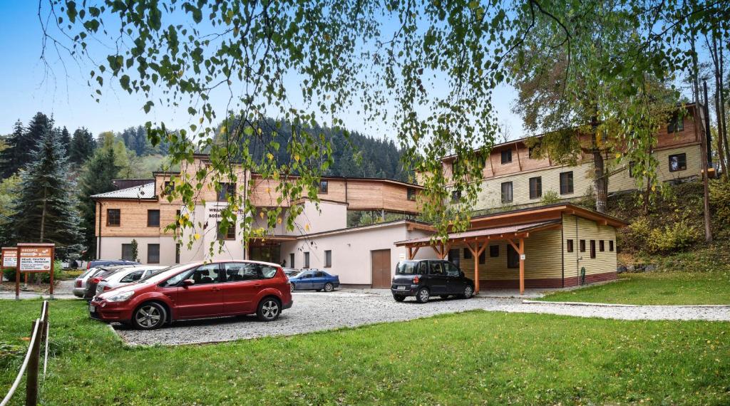 un gruppo di auto parcheggiate in un parcheggio di Wellness Hotel Bozeňov a Zábřeh