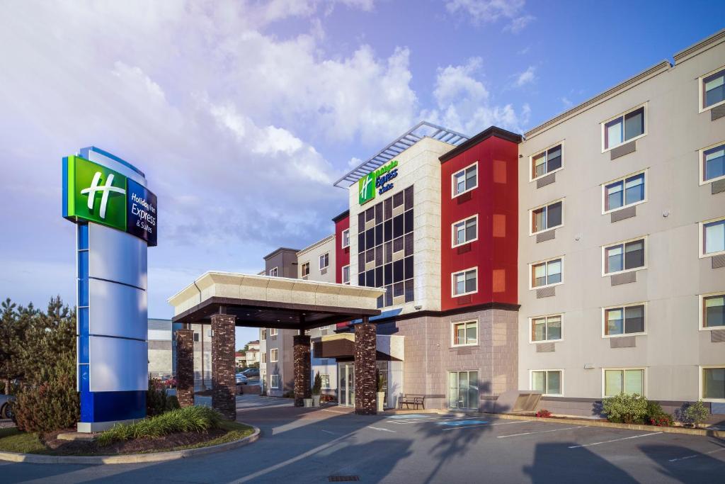 un hôtel avec un panneau devant un bâtiment dans l'établissement Holiday Inn Express & Suites Halifax - Bedford, an IHG Hotel, à Halifax