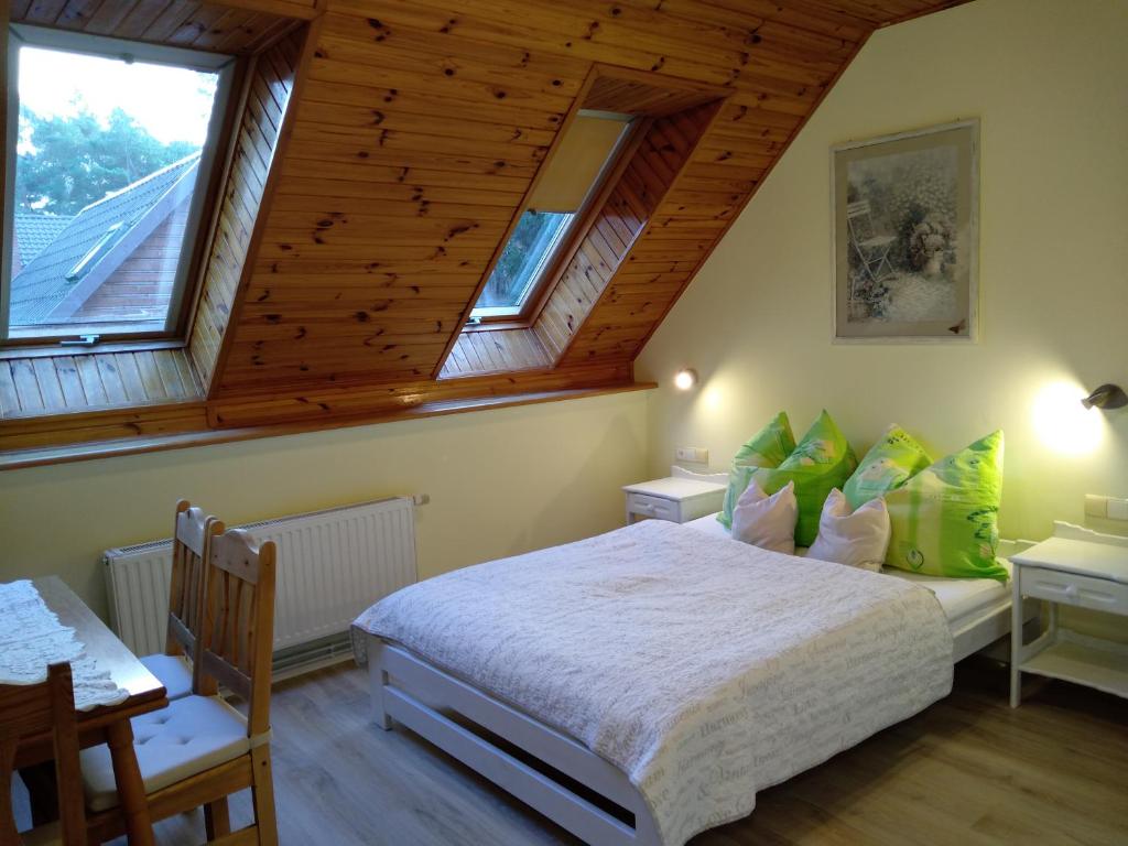 1 dormitorio con 1 cama y 2 ventanas en Muszla en Pobierowo