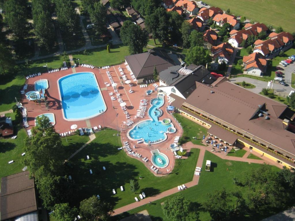 - une vue aérienne sur un complexe avec une piscine dans l'établissement Extraordinary apartment in Terme Banovci spa resort, à Veržej