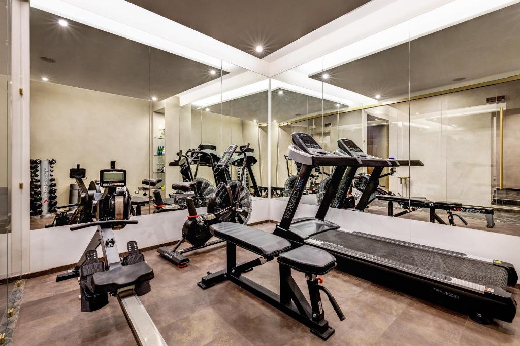 The fitness centre and/or fitness facilities at Dharma Boutique Hotel & SPA