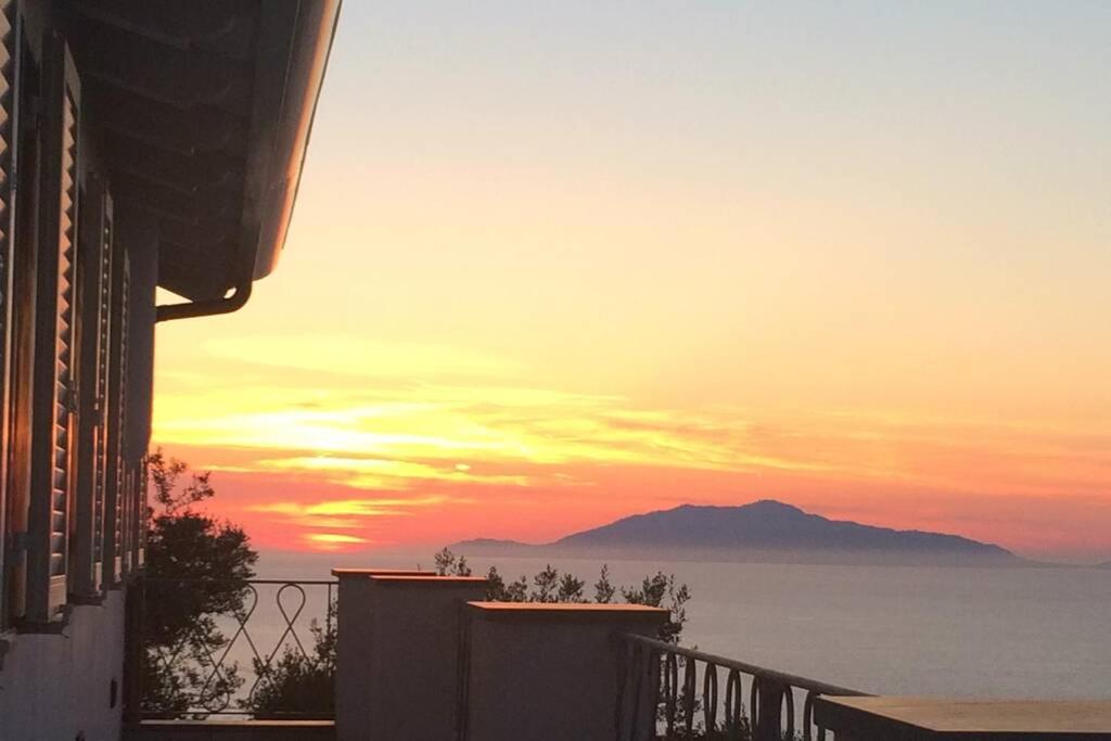 uma vista para o pôr-do-sol a partir da varanda de uma casa em Casa Pierina em Anacapri