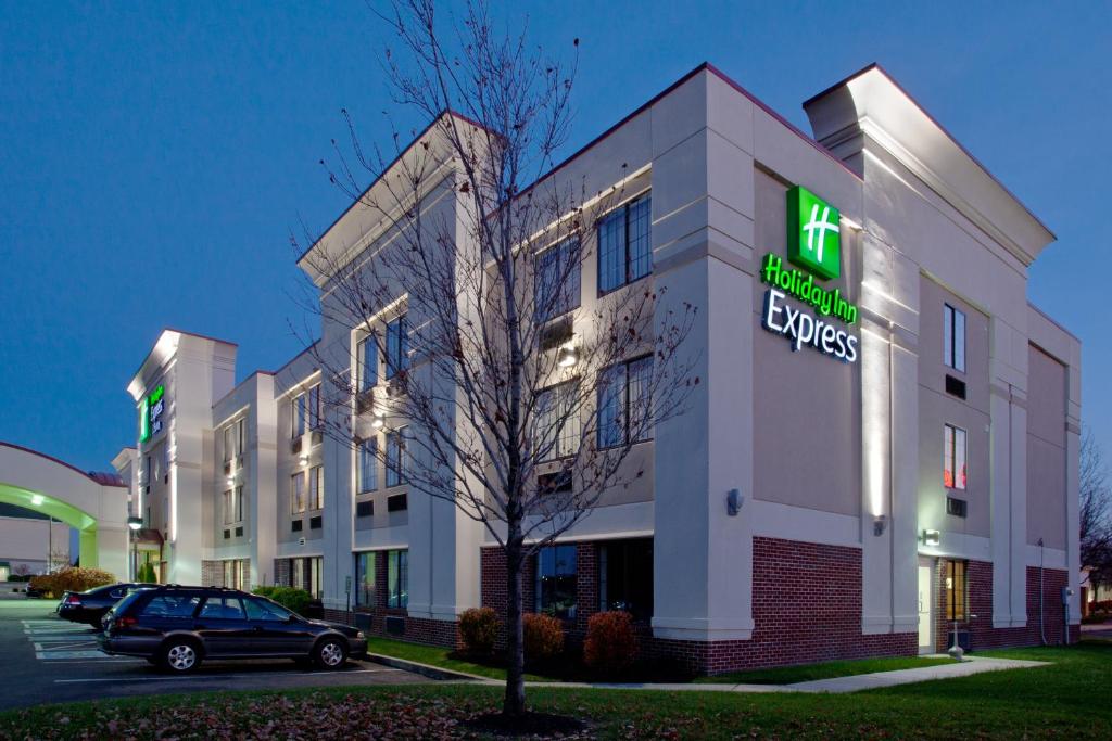 un edificio de hospital con una señal en el costado. en Holiday Inn Express Hotel & Suites Grove City, an IHG Hotel, en Grove City