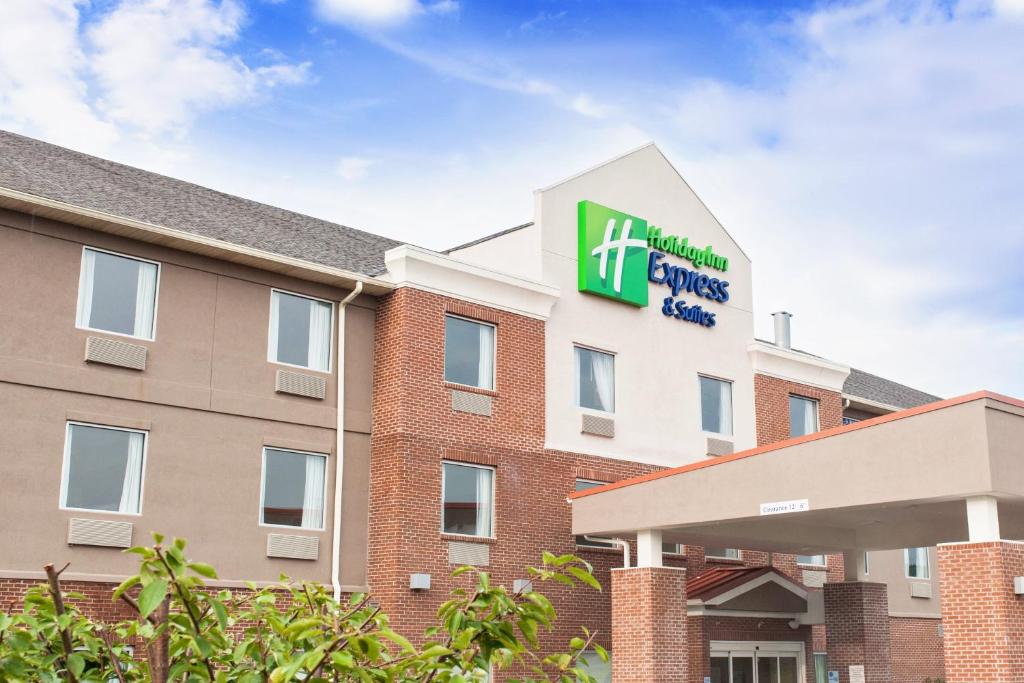 un hotel con un cartel en el lateral de un edificio en Holiday Inn Express & Suites Sweetwater, an IHG Hotel, en Sweetwater