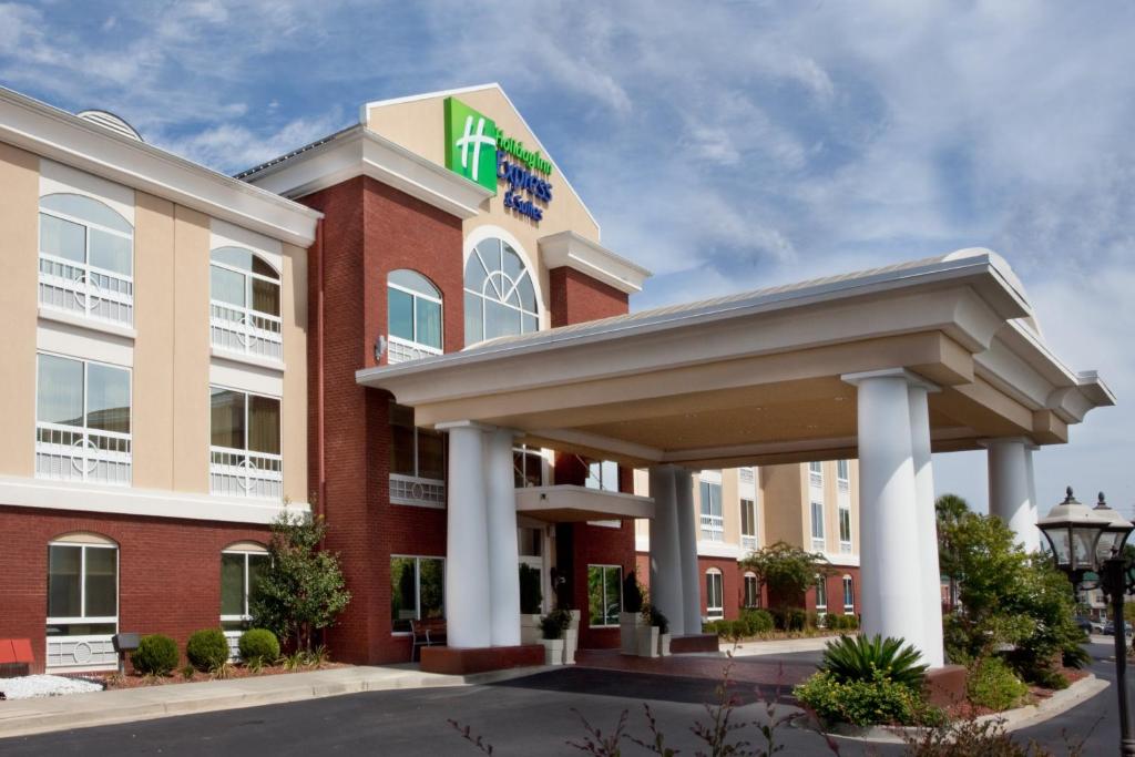 um hotel com uma placa na frente de um edifício em Holiday Inn Express Hotel & Suites - Sumter, an IHG Hotel em Sumter