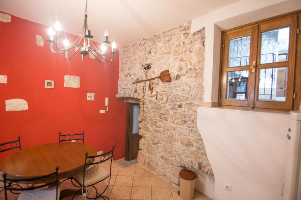 d&#39;une salle à manger avec une table et un mur en pierre. dans l&#39;établissement House Kraj, à Kraj