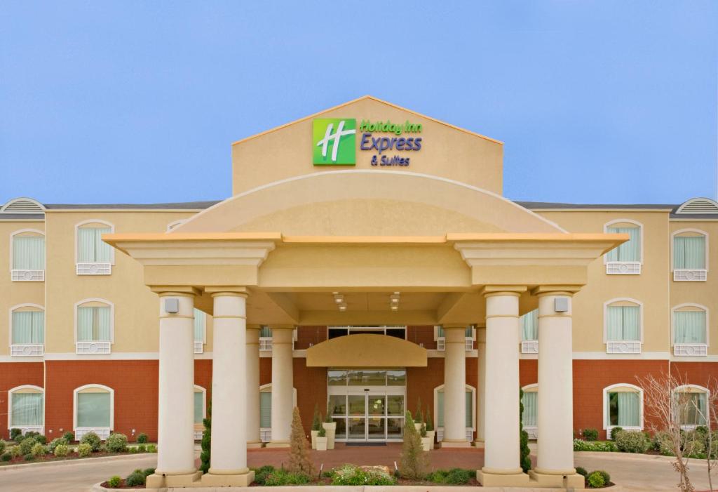 Vorderansicht eines Hotels mit einem Gebäude in der Unterkunft Holiday Inn Express Sweetwater, an IHG Hotel in Sweetwater