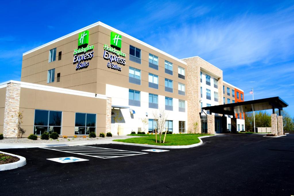 un hôtel avec un parking en face dans l'établissement Holiday Inn Express & Suites Oswego, an IHG Hotel, à Oswego
