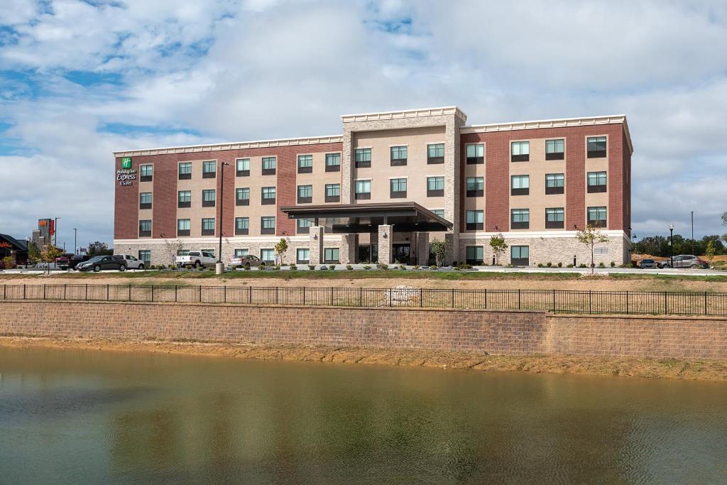 ウェンツビルにあるHoliday Inn Express & Suites - Wentzville St Louis West, an IHG Hotelの水の隣の大きな建物