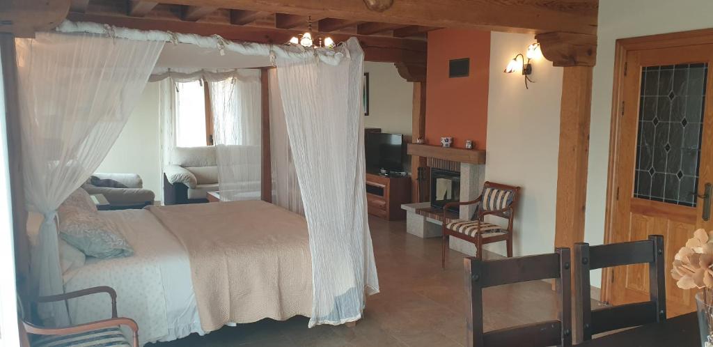 Postel nebo postele na pokoji v ubytování CASA RURAL EL PILON