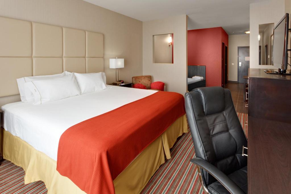 Holiday Inn Express & Suites Northeast, an IHG Hotel - King Room With Jetted Tub