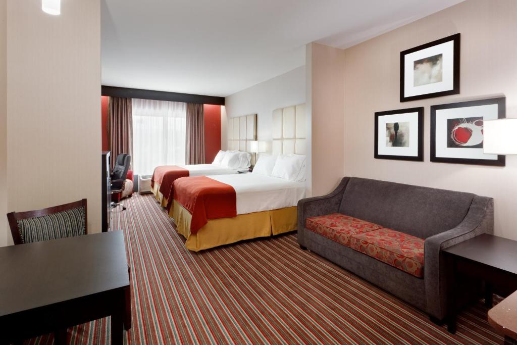 Holiday Inn Express & Suites Northeast, an IHG Hotel - Queen Suite With Two Queen Beds And Sofa Bed