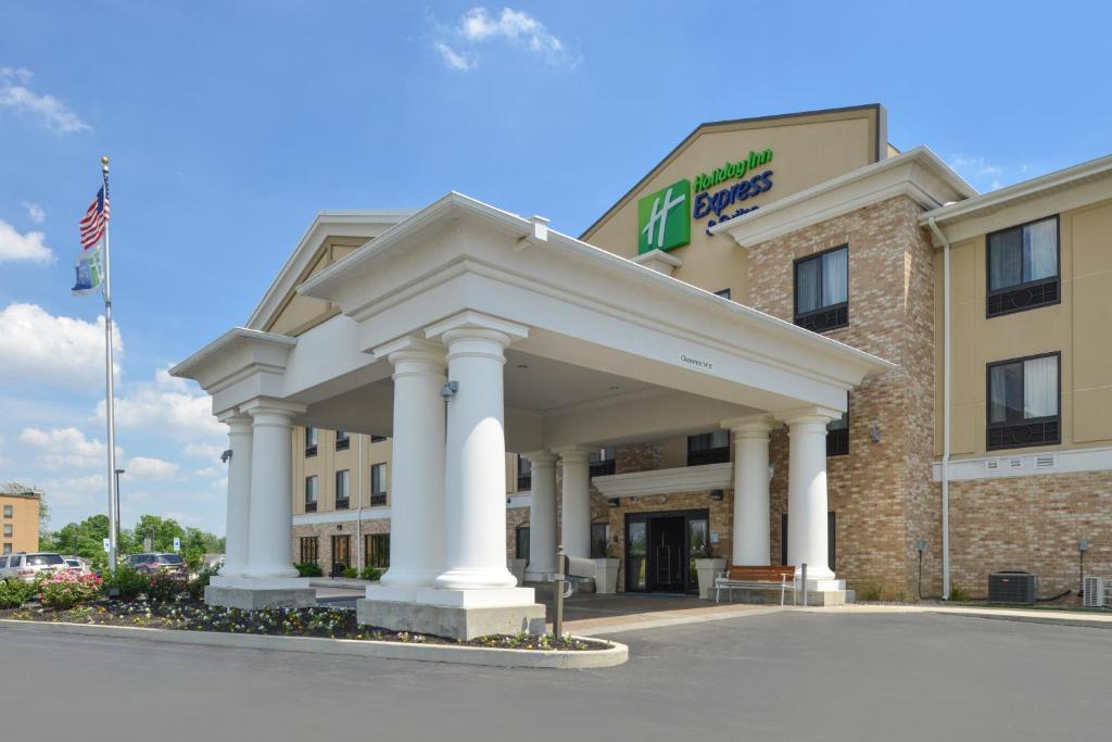 un hôtel avec des colonnes devant un bâtiment dans l'établissement Holiday Inn Express & Suites Greenfield, an IHG Hotel, à Greenfield