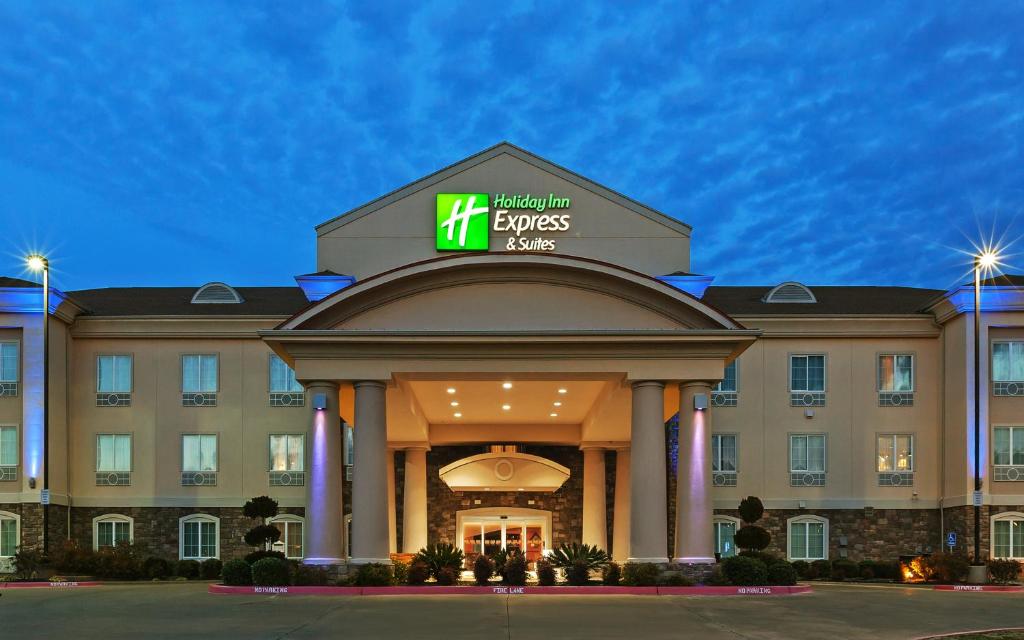 KilgoreにあるHoliday Inn Express Hotel & Suites Kilgore North, an IHG Hotelの建物正面の看板のあるホテル