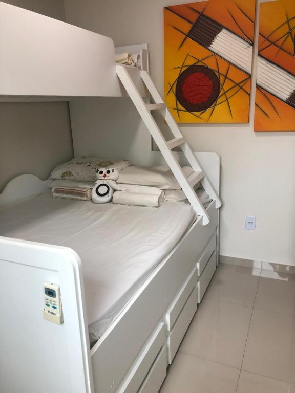 Un dormitorio con una litera con escalera. en Lençóis Ville Residence - CHALE 22, en Barreirinhas