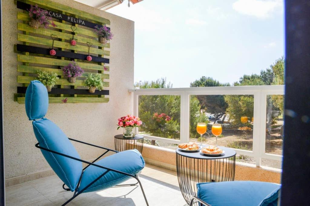 瓜爾達馬爾·德爾·塞古拉的住宿－CASA FELIPA, UNA ESTANCIA ÚNICA EN LA COSTA BLANCA，一个带桌椅的庭院和一个窗户。