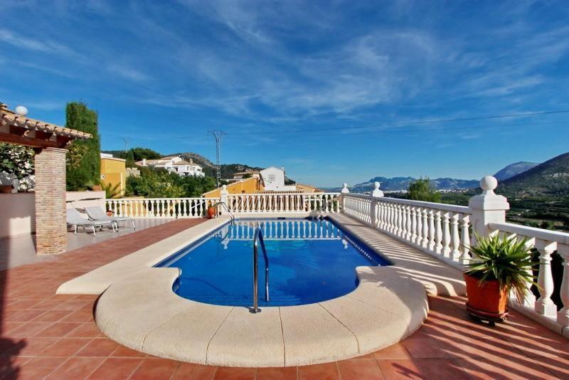 uma piscina em cima de uma casa em Lovely villa with wonderful views em Pego