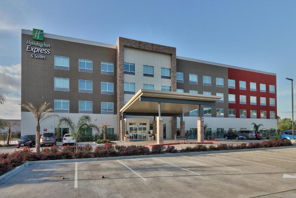 een kantoorgebouw met een parkeerplaats ervoor bij Holiday Inn Express & Suites - Houston East - Beltway 8, an IHG Hotel in Cloverleaf