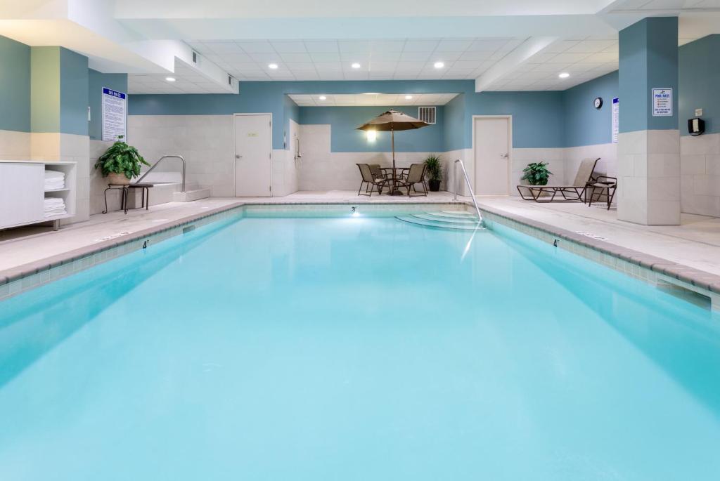 Holiday Inn Express Hotel & Suites Minneapolis-Downtown Convention Center by IHG photo